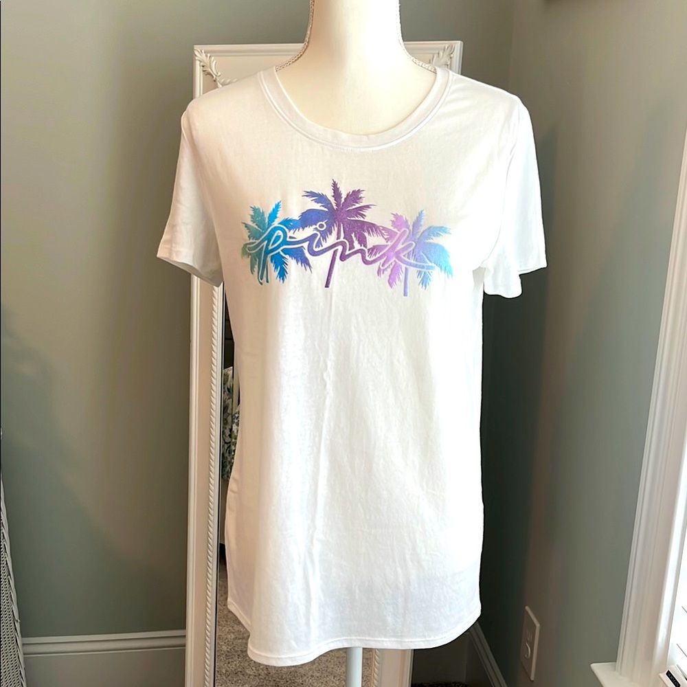 NWOT PINK Victoria’s Secret white t-shirt, size M.